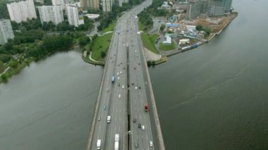 Gün batımında Moskova 'daki çok katlı bir taşıma kavşağında havayı gören uçuş. Şehirdeki otoyolda araba trafiği. bir insansız hava aracından şehir manzarası