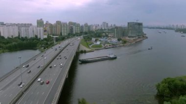 Gün batımında Moskova 'daki çok katlı bir taşıma kavşağında havayı gören uçuş. Şehirdeki otoyolda araba trafiği. bir insansız hava aracından şehir manzarası