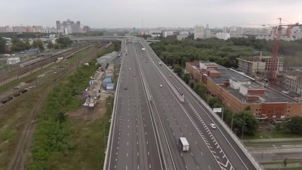 Flug Über Einem Mehrstöckigen Verkehrsknotenpunkt Moskau Bei Sonnenuntergang Autoverkehr Auf — Stockvideo