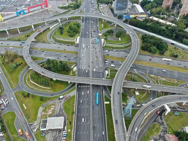 Luchtzichtvlucht Een Meerlagig Transportknooppunt Moskou Bij Zonsondergang Auto Verkeer Snelweg Rechtenvrije Stockfoto's