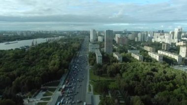 Gün batımında Moskova 'nın merkez caddesindeki hava manzaralı uçuş. Şehirdeki otoyolda araba trafiği. İnsansız hava aracından şehir manzarası