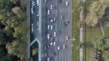 Gün batımında Moskova 'nın merkez caddesindeki hava manzaralı uçuş. Şehirdeki otoyolda araba trafiği. İnsansız hava aracından şehir manzarası
