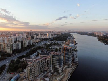 Gün doğumunda Moskova 'nın panoramik manzarası. Altın güneş ışınlarında modern evler. İHA atışı