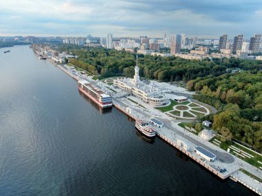 Moskova 'daki yenilenmiş Kuzey Nehri İstasyonu' nun hava manzarası çok güzeldir. Gün batımında şehrin ve nehrin renkli manzarası. Nehir gezileri
