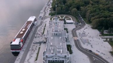 Moskova 'daki yenilenmiş Kuzey Nehri İstasyonu' nun hava manzarası çok güzeldir. Gün batımında şehrin ve nehrin renkli manzarası. Avrupa nehirlerinde gezintiler