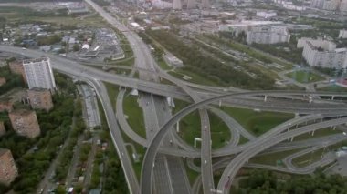 Büyük şehirde çok katlı bir kavşakta havadan uçuş. Sabahın köründe İHA 'dan şehrin renkli manzarası