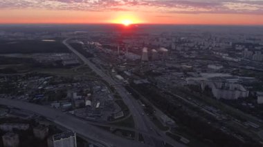 Büyük şehirde çok katlı bir kavşakta havadan uçuş. Sabahın köründe İHA 'dan şehrin renkli manzarası