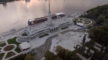 Moskova 'daki yenilenmiş Kuzey Nehri İstasyonu' nun hava manzarası çok güzeldir. Gün batımında şehrin ve nehrin renkli manzarası. Avrupa nehirlerinde gezintiler