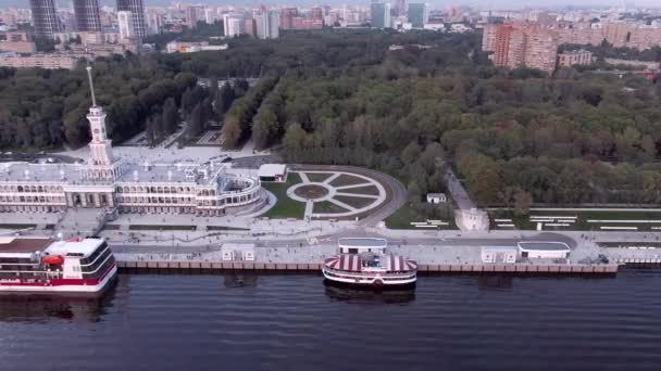 空中风景是莫斯科翻新后的北河车站美丽的全景 日落时分 城市和河流的景色多姿多彩 欧洲河流上的游轮 — 图库视频影像