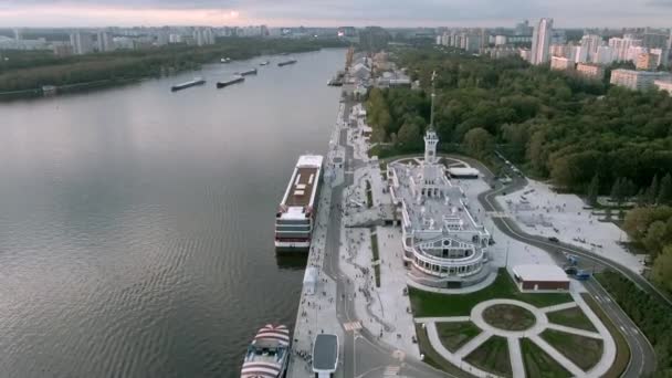 空中风景是莫斯科翻新后的北河车站美丽的全景 日落时分 城市和河流的景色多姿多彩 欧洲河流上的游轮 — 图库视频影像