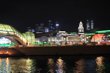 Gece şehrinin renkli manzarası ve neon ışıkları. Modern ofislerin arka planına karşı tarihi binalar