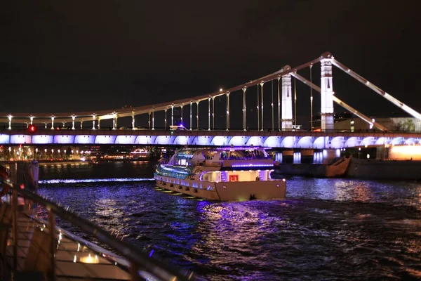 Kleurrijke Panorama Van Nacht Stad Met Neon Lichten Brug Rivier — Stockfoto