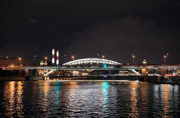 Kleurrijke Panorama Van Nacht Stad Met Neon Lichten Brug Rivier — Stockfoto