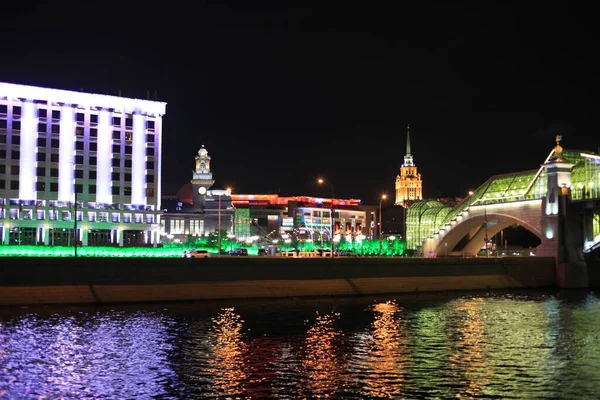 Kolorowa Panorama Nocnego Miasta Neonami Zabytkowe Budynki Tle Nowoczesnych Biur — Zdjęcie stockowe