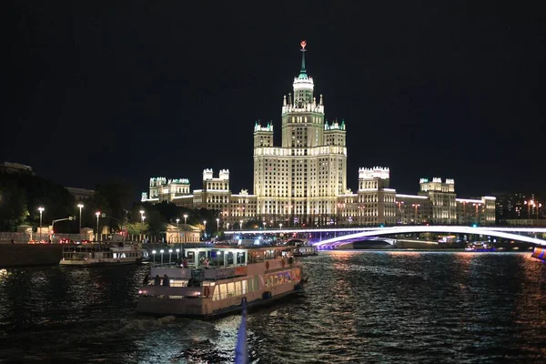 Kolorowa Panorama Nocnego Miasta Neonami Most Nad Rzeką Tle Zabytkowych — Zdjęcie stockowe