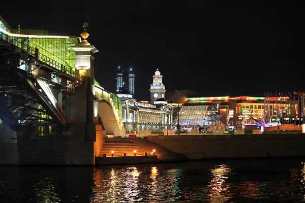 Kleurrijke Panorama Van Nacht Stad Met Neon Lichten Historische Gebouwen — Stockfoto