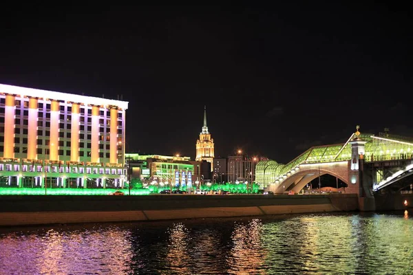Kolorowa Panorama Nocnego Miasta Neonami Zabytkowe Budynki Tle Nowoczesnych Biur — Zdjęcie stockowe