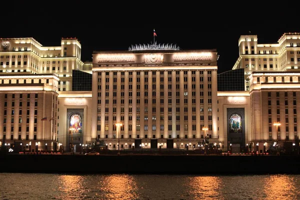 Kolorowa Panorama Nocnego Miasta Neonami Główny Budynek Ministerstwa Obrony Rosji — Zdjęcie stockowe