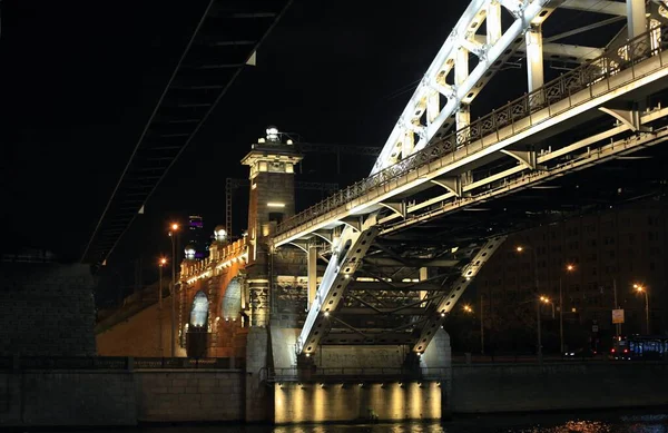 Kolorowa Panorama Nocnego Miasta Neonami Most Nad Rzeką Tle Zabytkowych — Zdjęcie stockowe