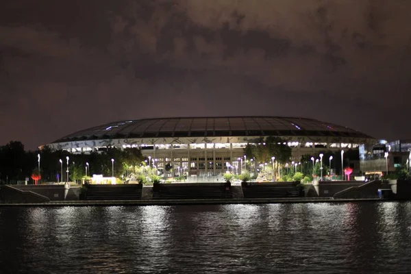 ネオンで夜の街のカラフルなパノラマ 夜の歴史的建造物を背景に川に架かる橋 — ストック写真