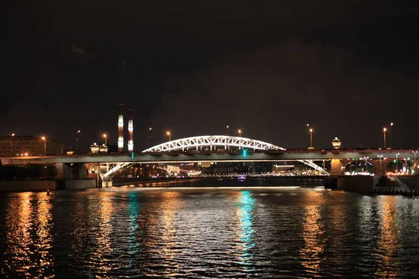 Kleurrijke Panorama Van Nacht Stad Met Neon Lichten Brug Rivier — Stockfoto