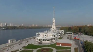 Limandaki yolcu terminalinin üzerinde havadan izleme uçuşu. Sonbaharın açık bir gününde Moskova 'daki Kuzey Nehri İstasyonu' nun yeni binası.