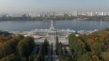 Limandaki yolcu terminalinin üzerinde havadan izleme uçuşu. Sonbaharın açık bir gününde Moskova 'daki Kuzey Nehri İstasyonu' nun yeni binası.