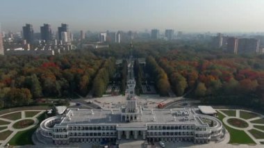 Limandaki yolcu terminalinin üzerinde havadan izleme uçuşu. Sonbaharın açık bir gününde Moskova 'daki Kuzey Nehri İstasyonu' nun yeni binası.