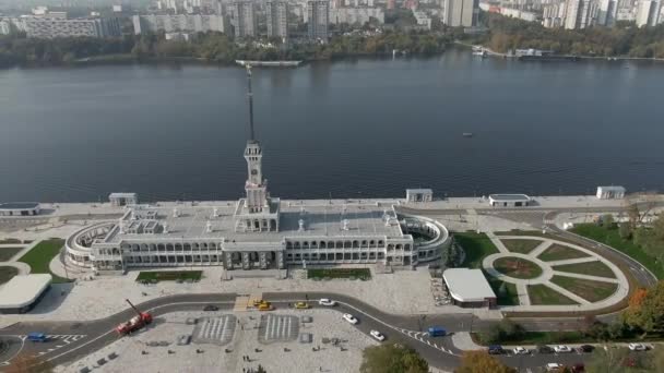 Limandaki Yolcu Terminalinin Üzerinde Havadan Izleme Uçuşu Sonbaharın Açık Bir — Stok video