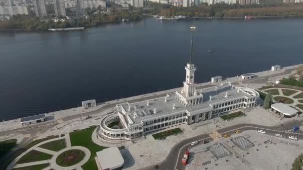 从空中俯瞰港口的旅客候机楼 在秋天的一个晴朗的日子里 莫斯科北部河站的新建筑从高处矗立起来 — 图库视频影像