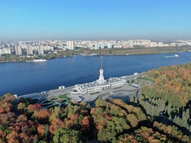 Moskova 'daki yenilenmiş Kuzey Nehri İstasyonu' nun hava manzarası çok güzeldir. Gün batımında şehrin ve nehrin renkli manzarası. Nehir gezileri