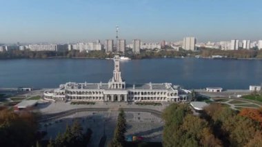 Moskova 'daki yenilenmiş Kuzey Nehri İstasyonu' nun hava manzarası çok güzeldir. Gün batımında şehrin ve nehrin renkli manzarası. Nehir gezileri