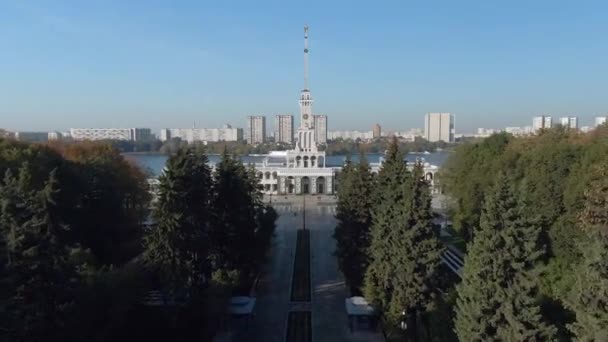 莫斯科翻新后的北河车站的全景尽收眼底 日落时分 城市和河流的景色多姿多彩 河流巡航 — 图库视频影像