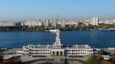Moskova 'daki yenilenmiş Kuzey Nehri İstasyonu' nun hava manzarası çok güzeldir. Gün batımında şehrin ve nehrin renkli manzarası. Nehir gezileri