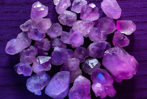 Different Sized Crystals Purple Amethyst Dark Purple Background Bright Backlight — Stock Photo, Image