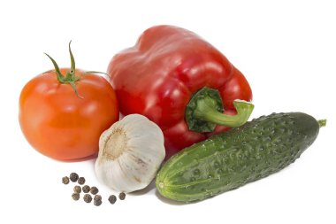 Beyaz bir arka plan üzerinde sebze (biber, salatalık, domates, sarımsak, karabiber) izole