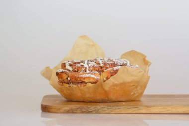 Üzerine pudra şekeri serpiştirilmiş çörek.