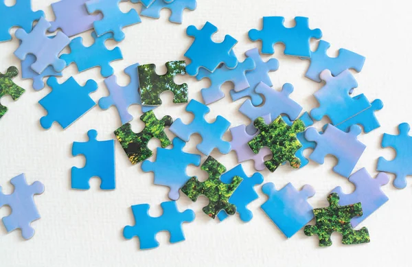 Blaue und grüne Puzzleteile Stockfoto