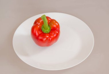 Beyaz tabakta kırmızı dolma biber, bej arka plan