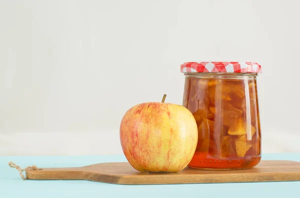 Bocal Verre Confiture Pommes Maison Avec Couvercle Carreaux Pomme Sur — Photo