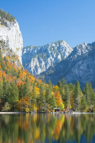 Herbstblick Den Bergen Mit See Bei Sonnigem Wetter lizenzfreie Stockbilder