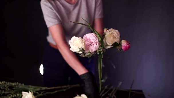 Florist Makes Bouquet Flowers — Stock Video