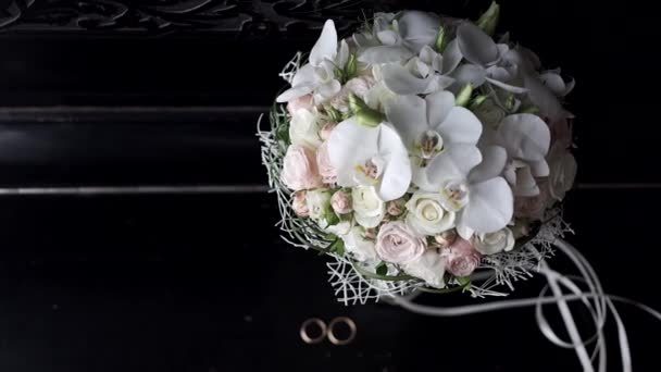 Belo Buquê Casamento Com Orquídeas Fundo Anéis Ouro — Vídeo de Stock