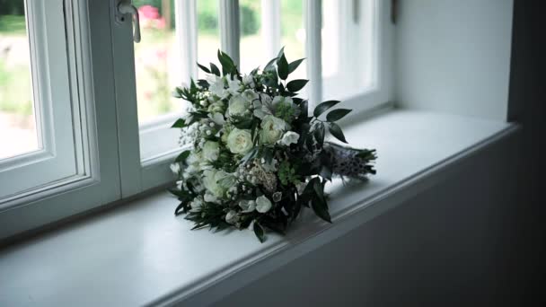 Ein Schöner Strauß Weißer Rosen Liegt Auf Der Fensterbank Neben — Stockvideo