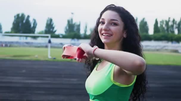Bela Menina Topo Verde Esportes Está Envolvida Com Elástico Para — Vídeo de Stock