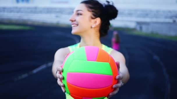 穿着运动服的漂亮年轻女孩在自己特写镜头前拿着一个球 — 图库视频影像