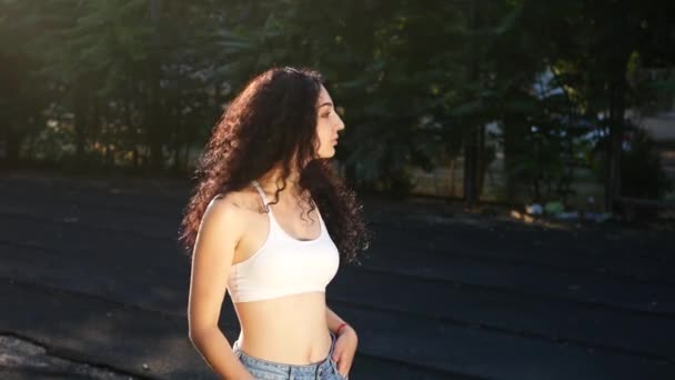 Mulher Jovem Óculos Sol Bonita Beleza Retrato Verão Óculos Sorriso — Vídeo de Stock