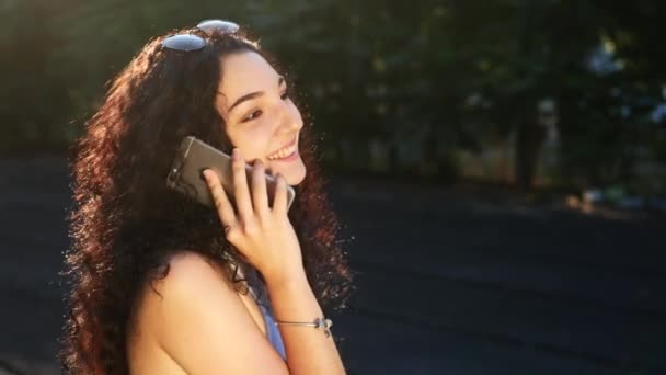 Bela Jovem Sorridente Menina Falando Telefone Endireita Cabelo — Vídeo de Stock