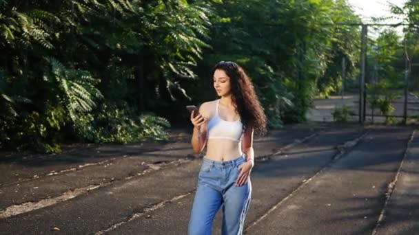 Hermosa Joven Sonriente Chica Hablando Por Teléfono Endereza Cabello — Vídeos de Stock