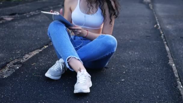 Een Jong Gelukkig Blank Meisje Een Witte Top Blauwe Jeans — Stockvideo